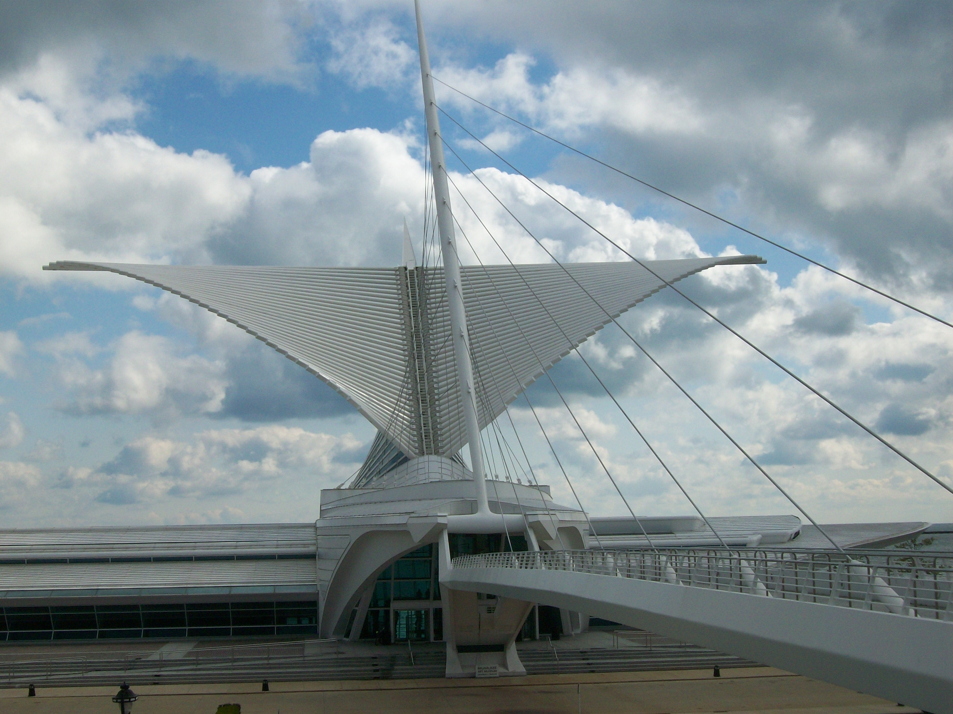 Calatrava's Milwaukee Art Museum Wings Open