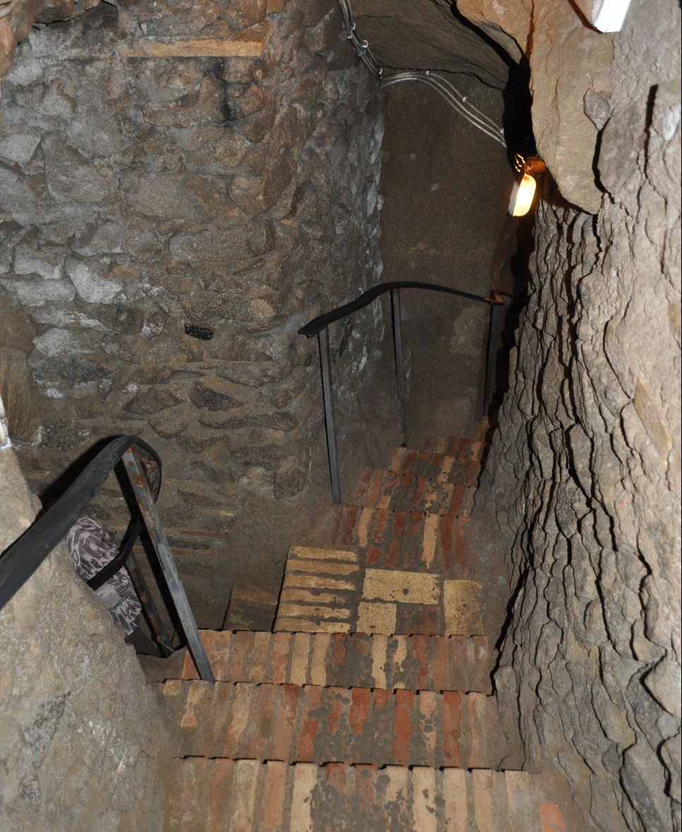 Catacomb tunnels