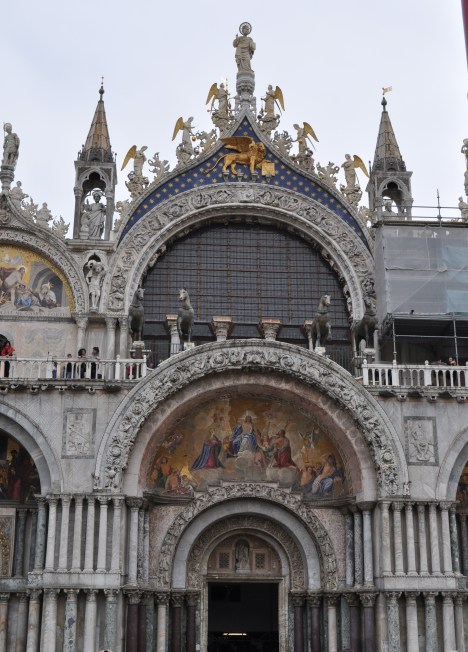 Detail of the main entrance