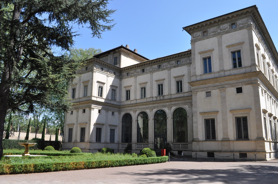 Front facade of Villa Farnesina
