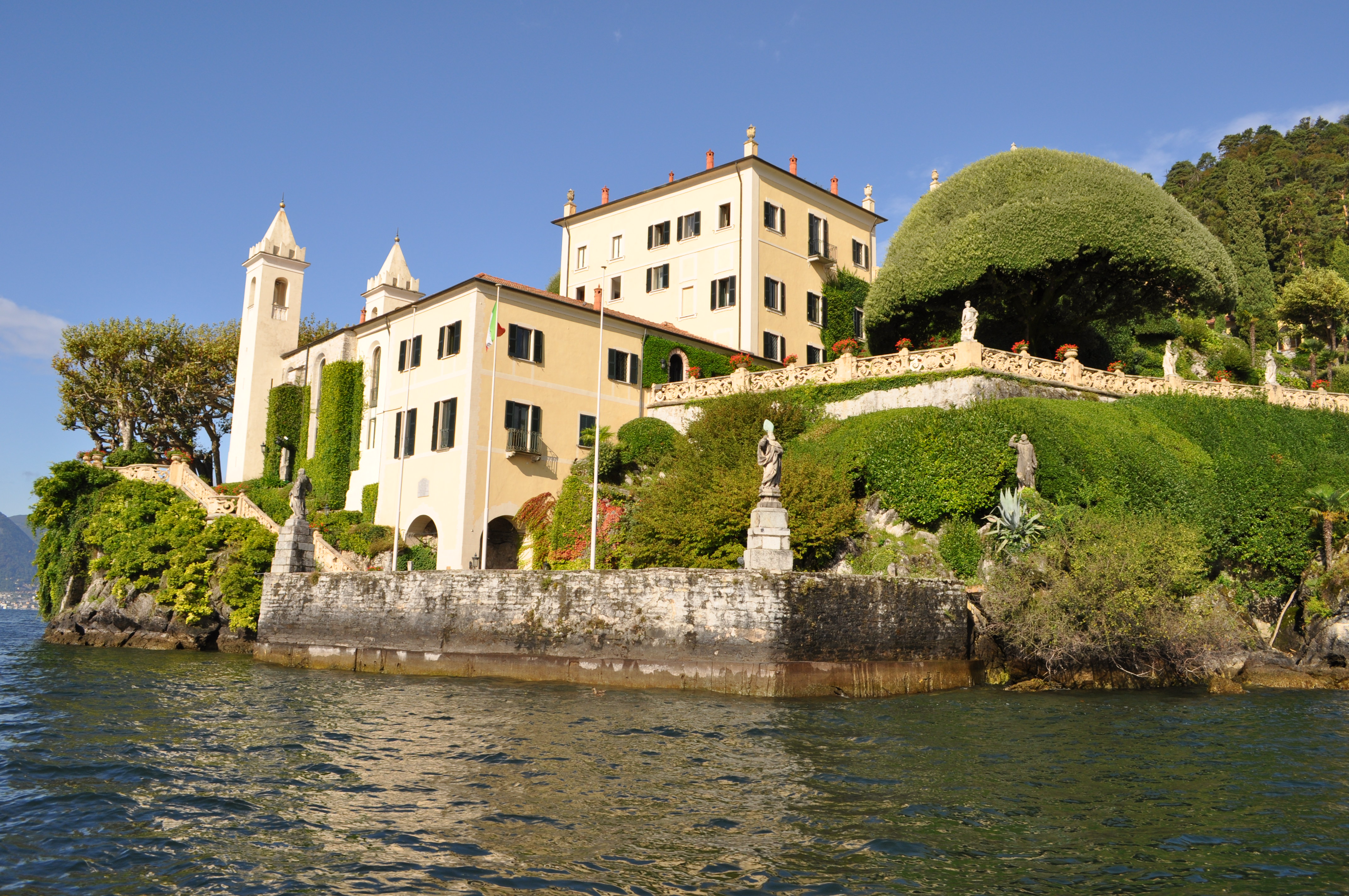 Villa lakeside entrance